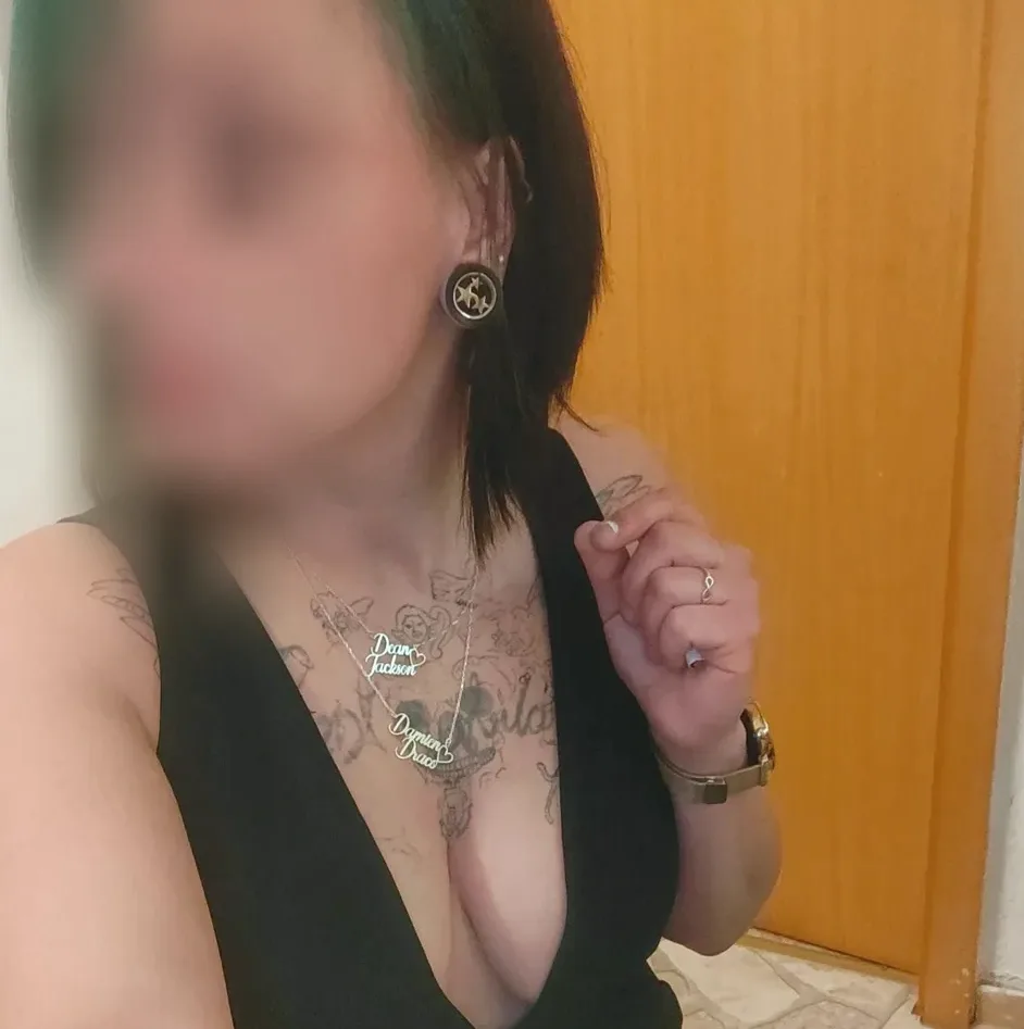 Nikolina, 25